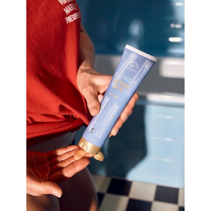 Rudolph Care Aftersun Shimmer Sorbet 150 ml beroligende aftersun i blå tube som gir huden skimmer og gyllen glød