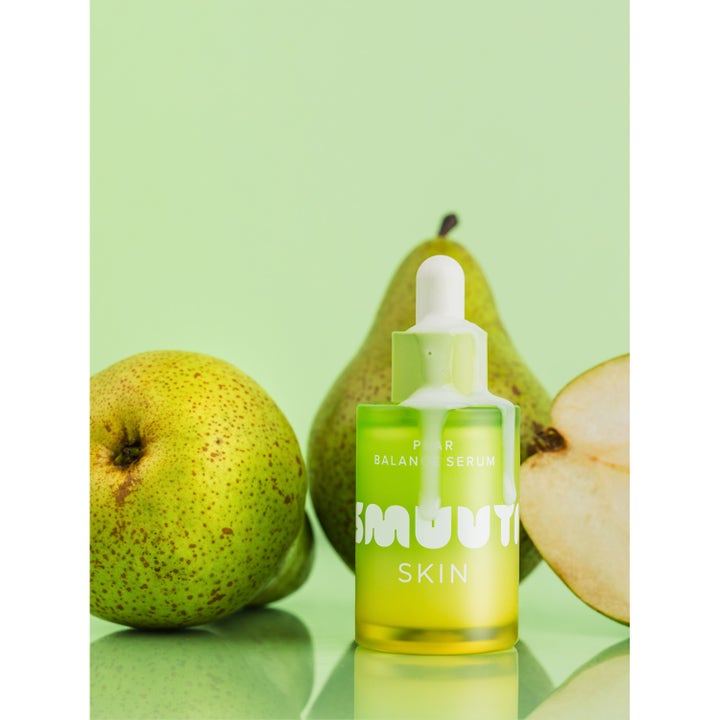 Smuuti Skin Pear Balance Serum 30 ml fuktighetsgivende ansiktsserum i grønn glassflaske med ferske pærer