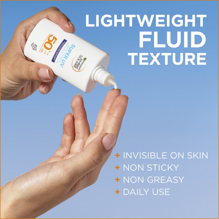 Garnier Ambre Solaire Super UV Fluid 40 ml solkrem for ansiktet har en lett tekstur som påføres huden.