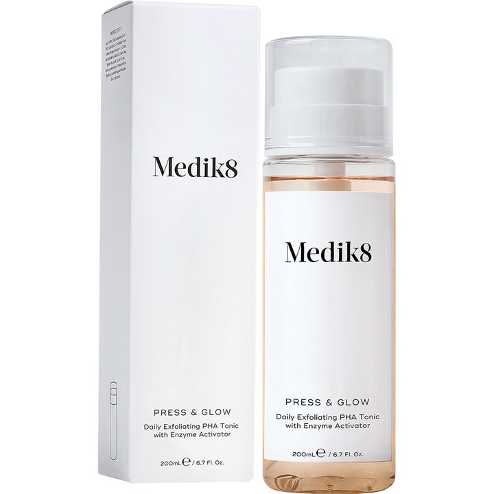 Medik8 Press & Glow 200 ml eksfolierende PHA toner som gir glød i hvit eske og klar pumpeflaske