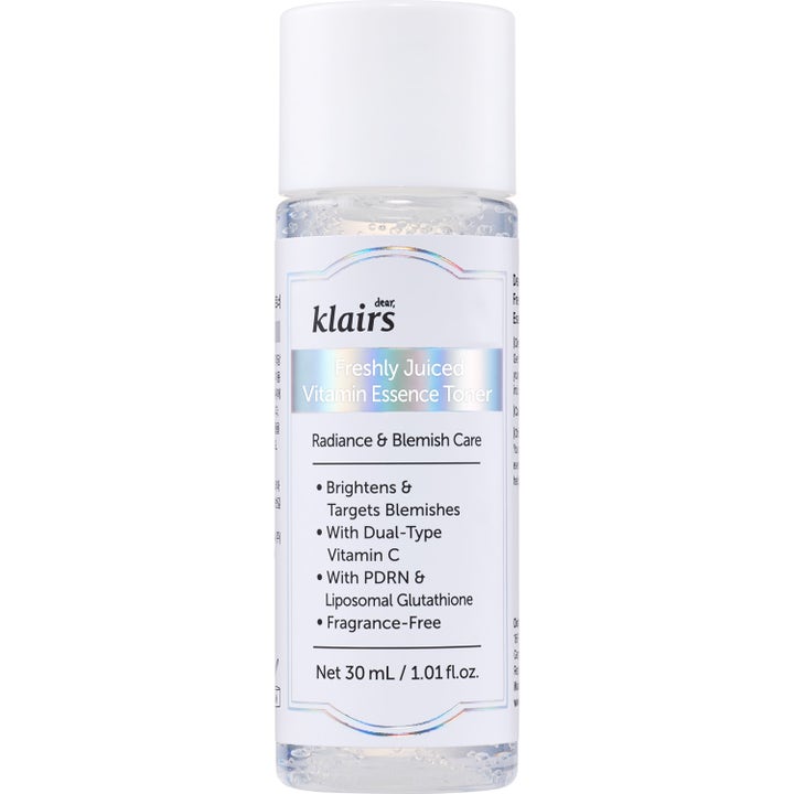 Klairs Freshly Juiced Vitamin Essence Toner 30 ml glødgivende ansiktsvann i klar plastflaske med holografiske detaljer