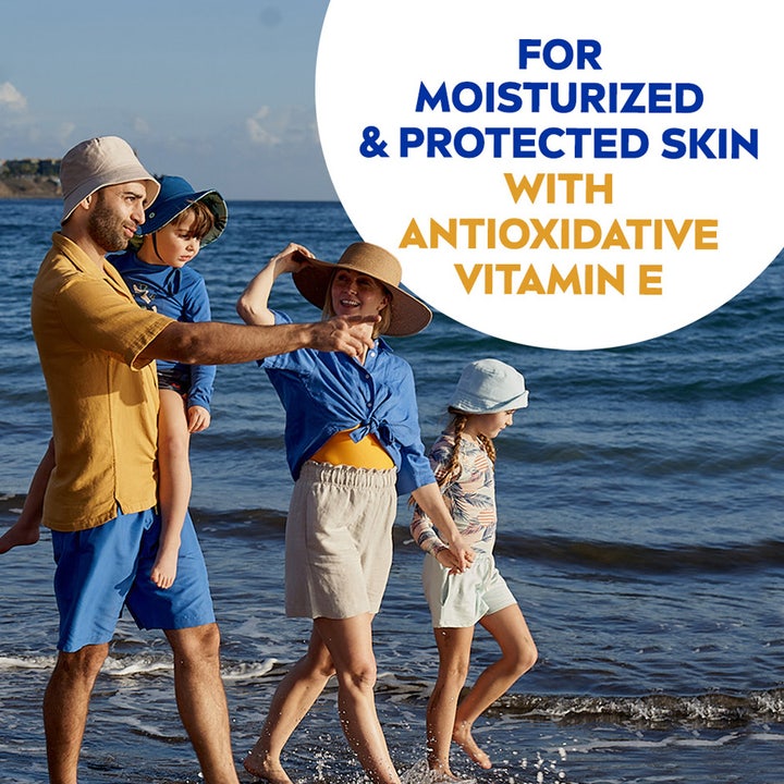 NIVEA Protect & Moisture Sun Lotion 200 ml solkrem viser en familie på stranden som får beskyttelse med vitamin E