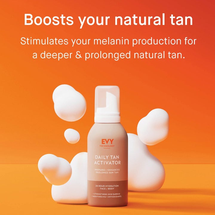 EVY Technology Daily Tan Activator Duo fuktighetsgivende moussepakke omgitt av hvite skumskyer på oransje bakgrunn
