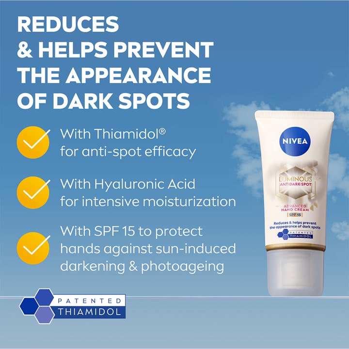 NIVEA Luminous630 Anti Dark-Spot Hand Cream 50 ml mot pigmentflekker med SPF 15 og Thiamidol i hvit tube mot blå skyer.
