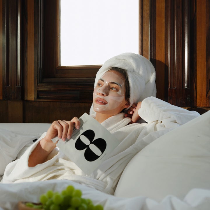 Verso N°8 Hydro Soothing Mask 1 stk beroligende ansiktsmaske på kvinne som slapper av i hvit badekåpe