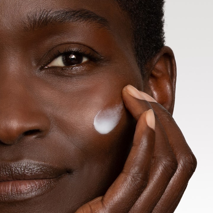 Lancôme Rénergie Multi-Lift Crème SPF15 50 ml oppstrammende dagkrem med hvit tekstur som påføres mørk hud