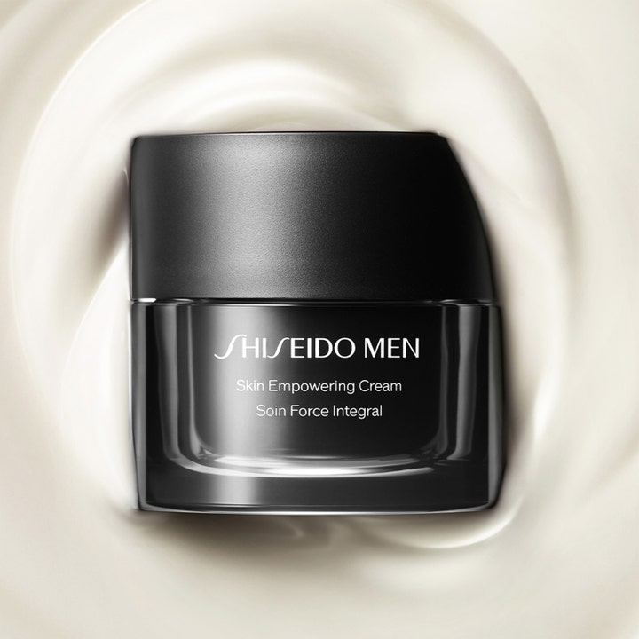 Shiseido Men Empowering Cream 50 ml ansiktskrem gir huden ny energi i en svart krukke omgitt av hvit tekstur.
