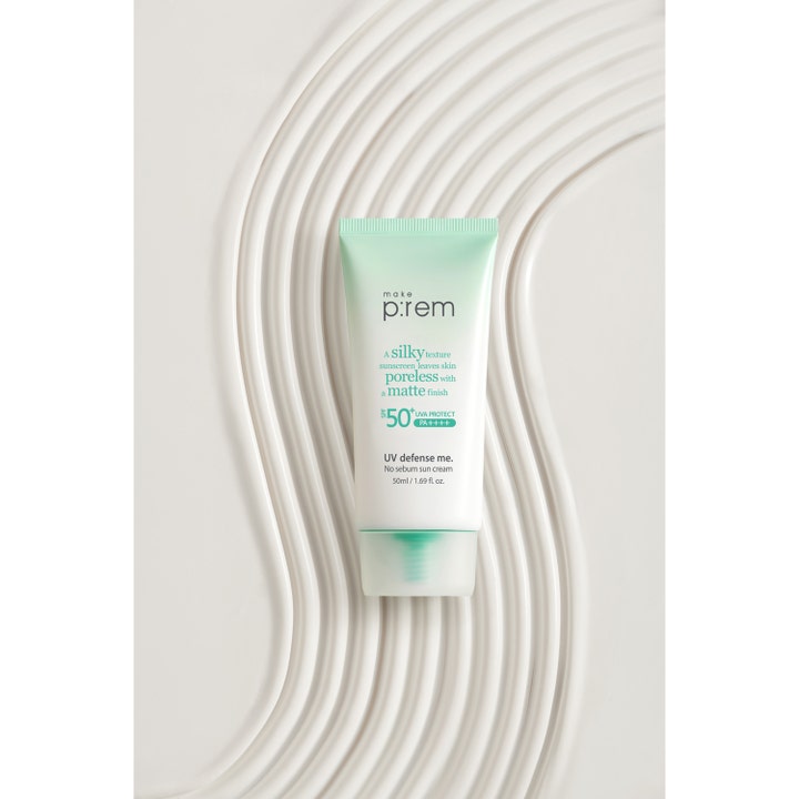 Make Prem No Sebum Sun Cream 50 ml mattende solkrem i tube med mintgrønn detaljer på hvit bølgeformet bakgrunn