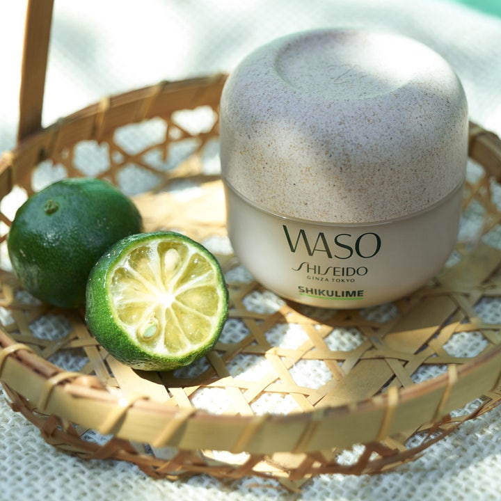 Shiseido Waso Shikulime Hydrating Moist 50 ml fuktighetsgivende dagkrem i beige krukke med lime i en kurv.
