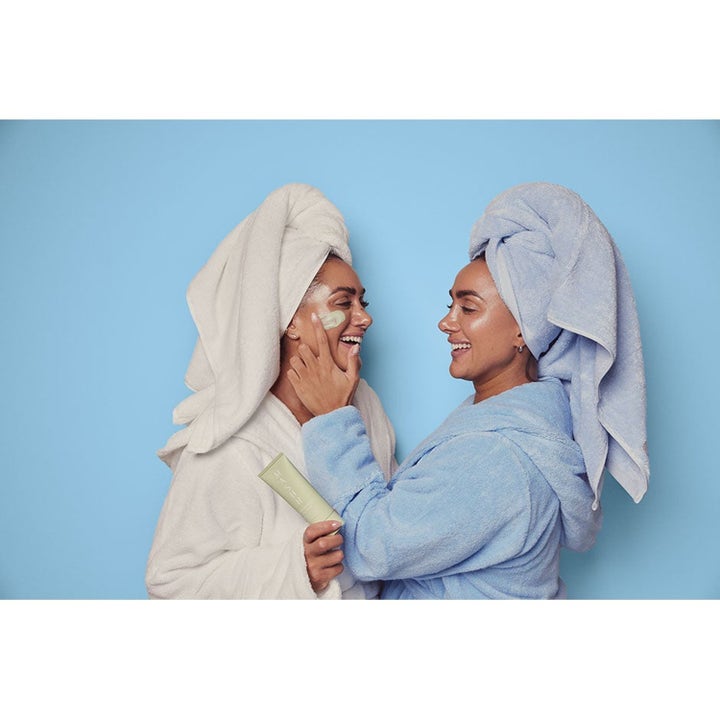 MASHH Mask Set Green Refresh + Pink Repair ansiktsmasker påføres av to kvinner i morgenkåper