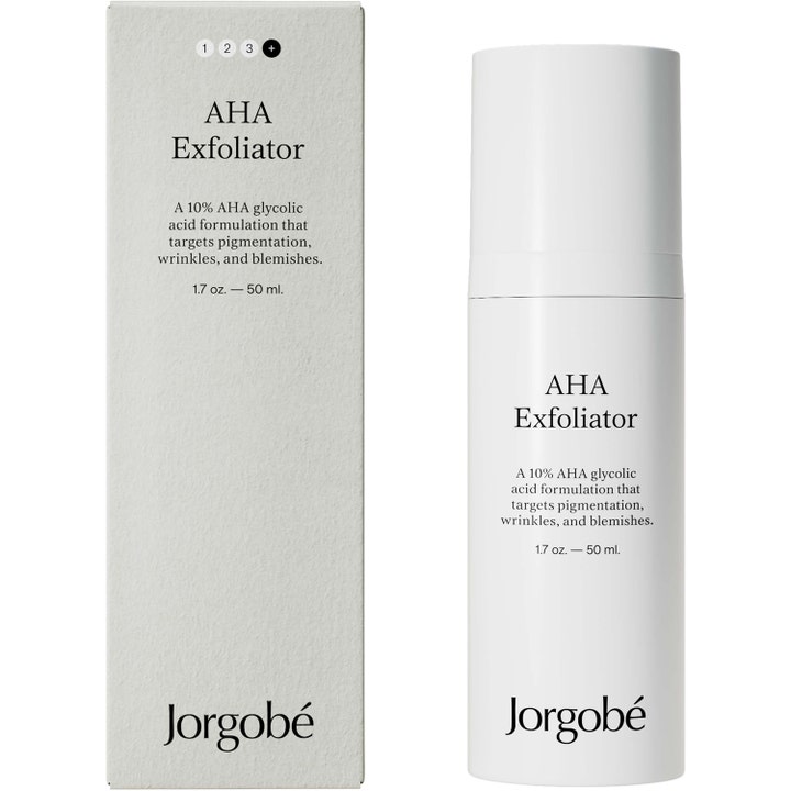 Jorgobé AHA Exfoliator 50 ml eksfolierende serum med 10% glykolsyre i hvit pumpeflaske og ytteremballasje.