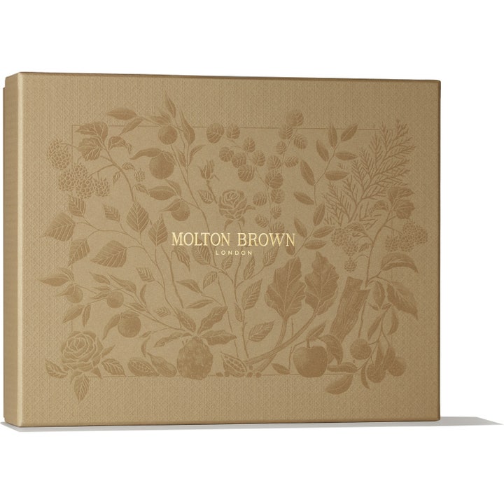 Molton Brown Floral & Green Body Care Collection 900 ml i en beige gaveeske med gullfarget botanisk mønster.