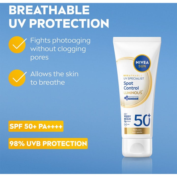 Nivea UV Face Luminous630 SPF 50 40 ml mot pigmentflekker viser smilende kvinne med krem på kinnet i solen.