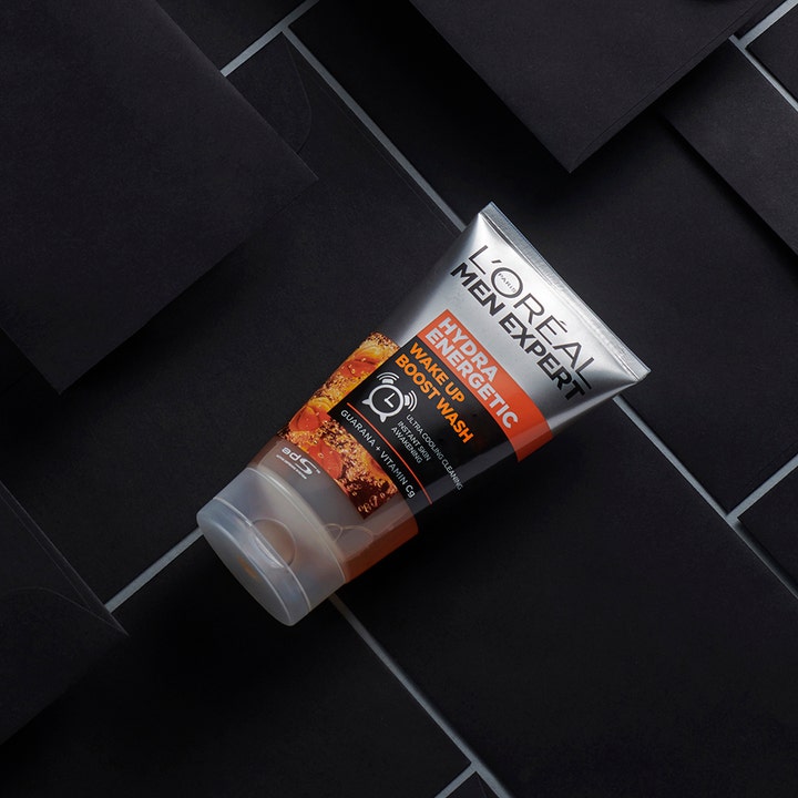 L'Oréal Paris Hydra Energetic Wash 100 ml oppfriskende ansiktsrens med guarana i sølvfarget tube på mørk bakgrunn