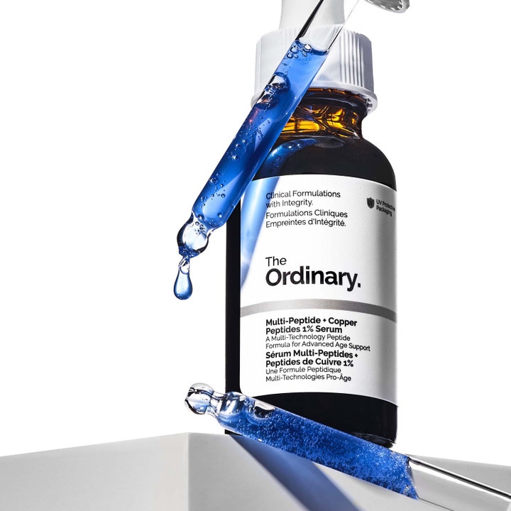 The Ordinary Multi-Peptide + Copper Peptides 1% Serum 30 ml ansiktsserum med blått innhold i pipette og mørk glassflaske.