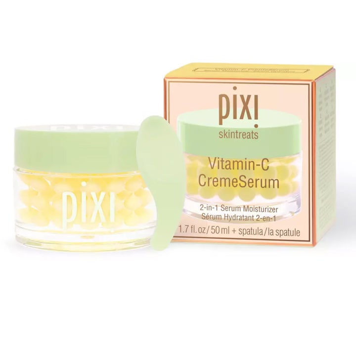 Pixi Vitamin-C CremeSerum 50 ml glødgivende dagkrem i krukke med gule kapsler, lysegrønt lokk og medfølgende spatel.