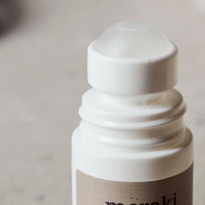 Meraki Deodorant Silky Mist 50 ml pleiende deodorant med hvit roll-on applikator og frostet påføringskule