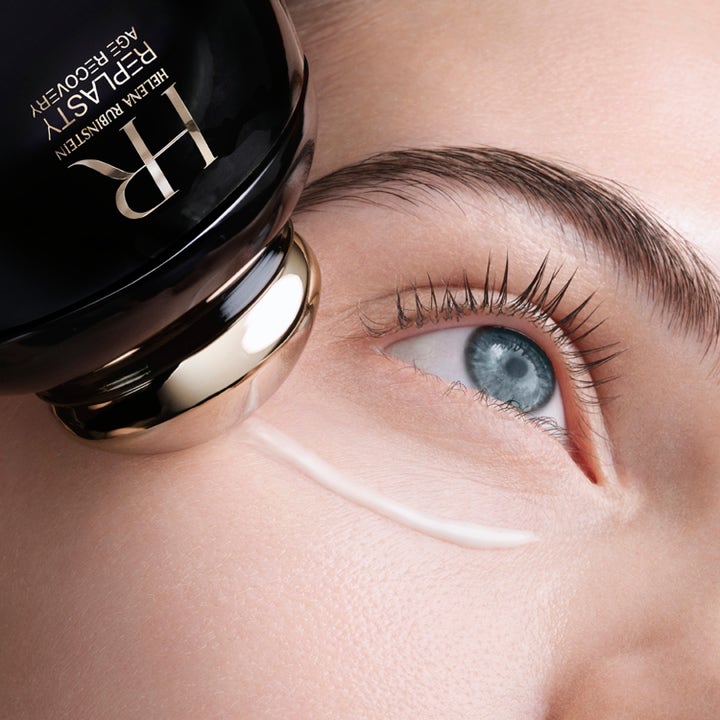 Helena Rubinstein Replasty Eye Serum 15 ml øyeserum mot aldringstegn påføres huden med en luksuriøs gullapplikator.