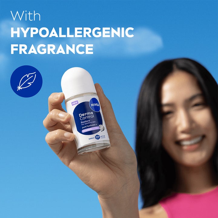 NIVEA Derma Control Restore Sensitive 50 ml roll on deo gir pleie med hypoallergenic fragrance og holdes av en kvinne