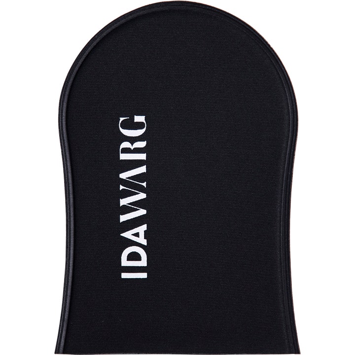 Ida Warg Tanning Mitt selvbruningshanske gir jevn farge i sort mykt stoff med hvit vertikal logo.