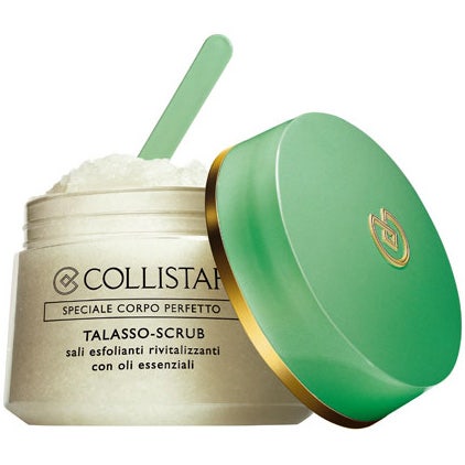 Collistar Talasso-Scrub 700 g revitaliserende kroppsskrubb med hvit salttekstur i krukke med grønt lokk og spatel.