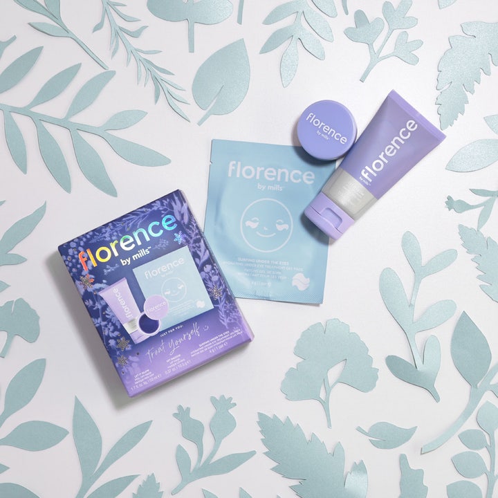 Florence by Mills Masking Party Gift Set pleiende hudpleiesett med lilla tube krukke og sachet på mønstret bakgrunn