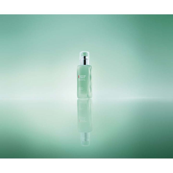 Biotherm Homme Aquapower Advanced Moisturizing Gel 100 ml fuktighetsgivende dagkrem i grønn flaske på speilende flate