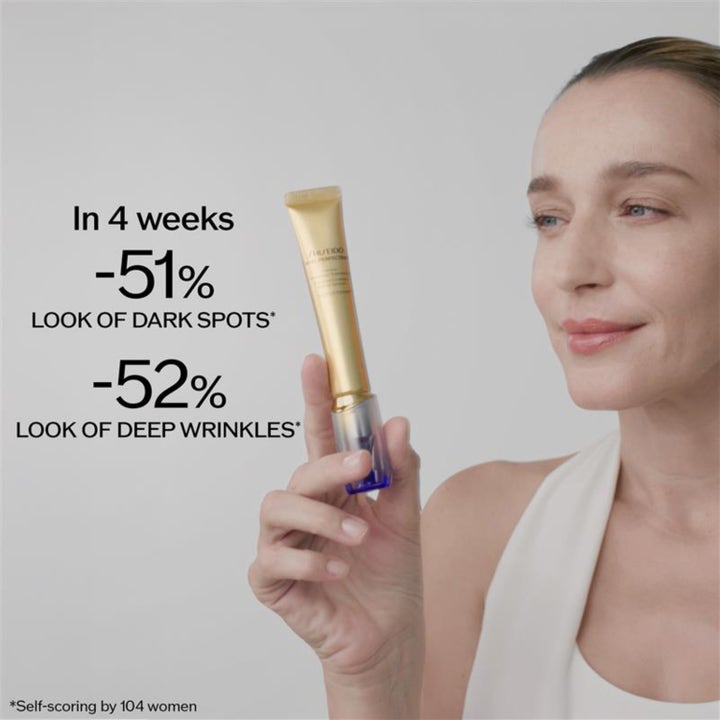 Shiseido Vital Perfection Intensive Wrinklespot Treatment 20 ml mot rynker holdes av en kvinne