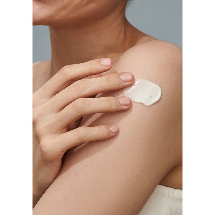 haruharu wonder Black Rice Moisture Airyfit Daily Sunscreen 50 ml fuktgivende solkrem med lett hvit tekstur på huden