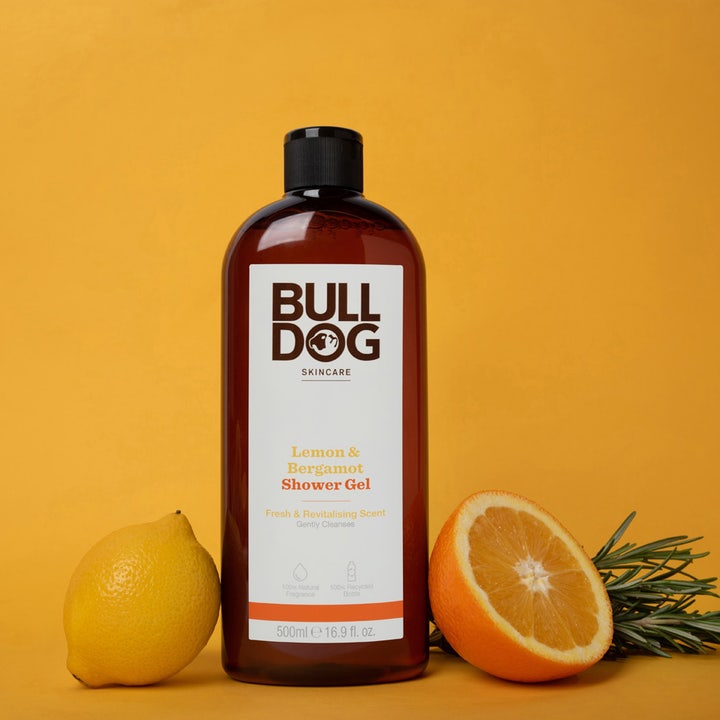 Bulldog Lemon &amp; Bergamot Shower Gel 500 ml oppfriskende dusjsåpe i brun flaske med fersk sitron og appelsin.