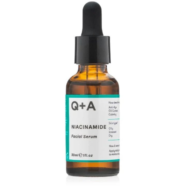 Q+A Niacinamide Facial Serum 30ml beroligende ansiktsserum i ravfarget glassflaske med svart pipette