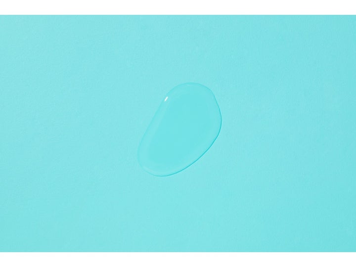 COSRX Two In One Poreless Power Liquid 100 ml toner viser en dråpe klar og flytende tekstur på blå bakgrunn.