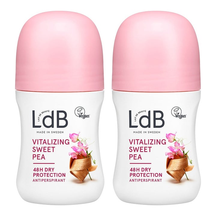 LdB Vitalizing Sweet Pea 2x50 ml roll-on deodorant som gir tørr beskyttelse i hvite flasker med rosa kork.