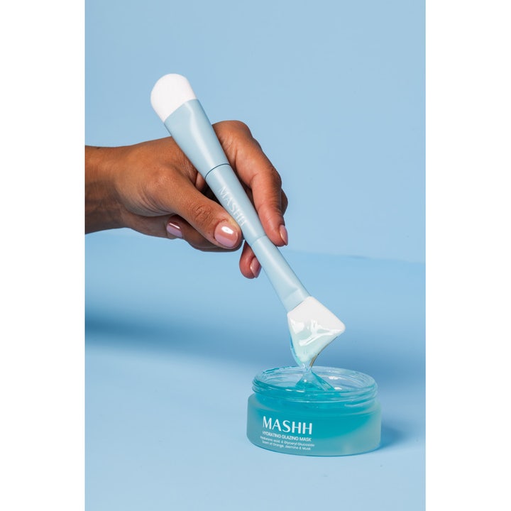 MASHH Hydrating Glazing Mask 50 ml fuktighetsgivende ansiktsmaske i blå krukke som påføres med en lyseblå spatel