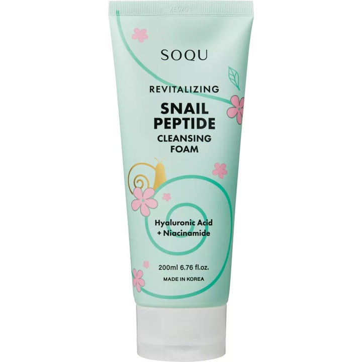 SOQU Snail Peptide Cleansing Foam 200ml revitaliserende ansiktsrens i mintgrønn tube med rosa blomster.