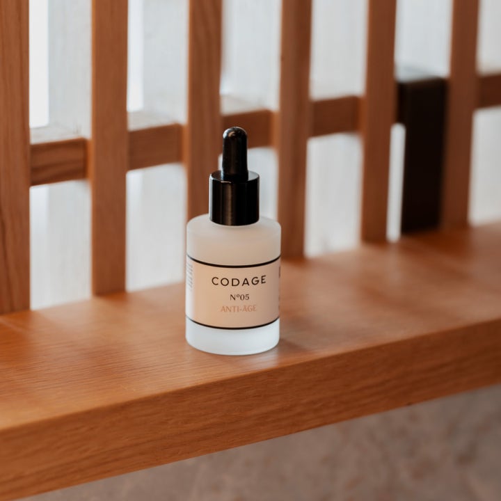 Codage Paris The Serum N°05 30 ml anti-age serum i frostet glassflaske med pipette på en trehylle