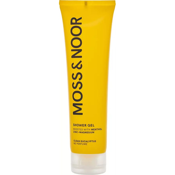 Moss & Noor Shower Gel med sink og mentol er en oppfriskende kroppsvask i gul tube med hvit kork.