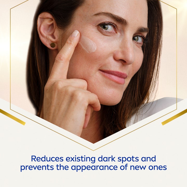 NIVEA Luminous630 Anti Dark-Spot Serum 30 ml mot mørke flekker viser en kvinne som påfører serumet på huden.