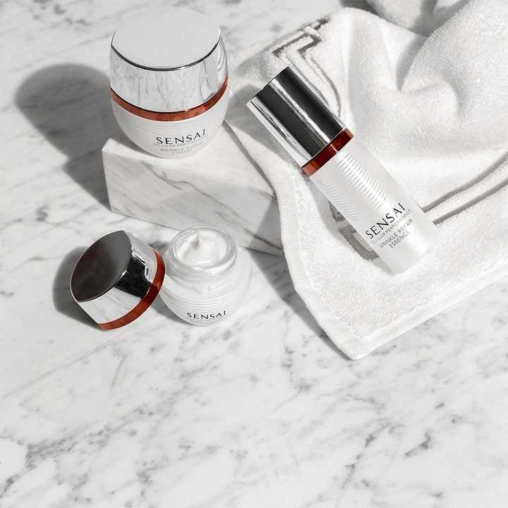 Sensai Cellular Performance Wrinkle Repair Eye Cream 15 ml øyekrem mot rynker i hvit krukke med kremet tekstur og sølvlokk