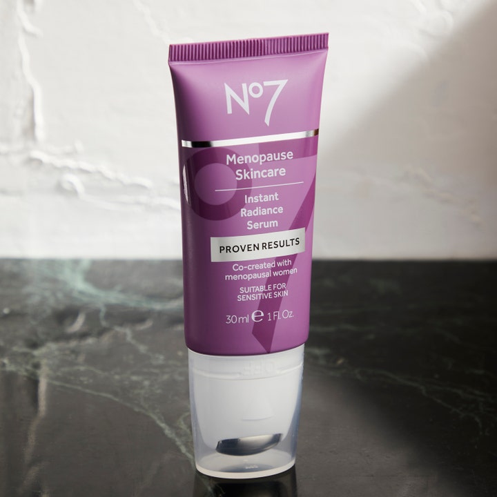 No7 Menopause Skincare Instant Radiance Serum 30 ml glødgivende serum i lilla tube med hvit applikatortopp
