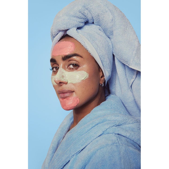 MASHH Mask Set Green Refresh + Pink Repair hudpleiesett med rosa og grønn ansiktsmaske påført i ansiktet.