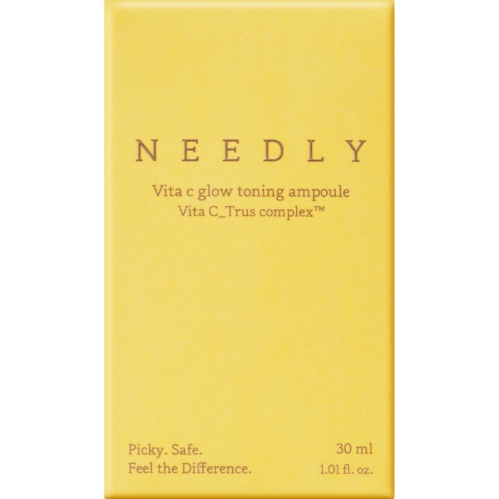 Needly Vita C Glow Toning Ampoule 30 ml glødgivende ansiktsserum i en stilren og gul ytteremballasje