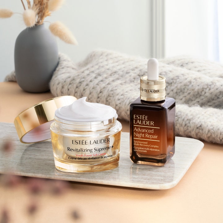 Estée Lauder Revitalizing Supreme + Soft Cream 50 ml ansiktskrem gir fasthet i åpen gullkrukke ved siden av serum