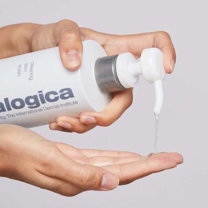 Dermalogica Clearing Skin Wash 500 ml ansiktsrens mot kviser som pumpes ut som en klar gel i en håndflate