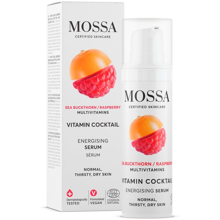 Mossa Vitamin Cocktail Energising Serum gir fukt og glød i hvit pumpeflaske med illustrasjon av tindved og bringebær.