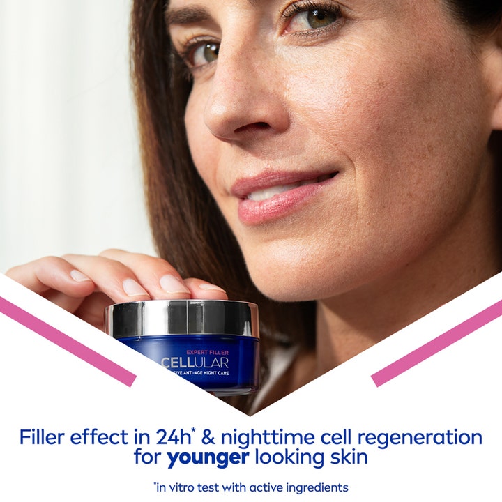 NIVEA Cellular Expert Filler 50 ml nattkrem i blå krukke holdt av en kvinne for fastere hud med glød