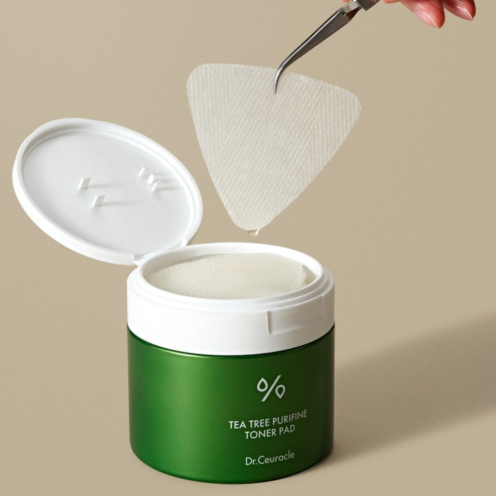 Dr. Ceuracle Tea Tree Purifine Toner Pad 160 ml beroligende toner pads i grønn krukke med hvit pinsett.
