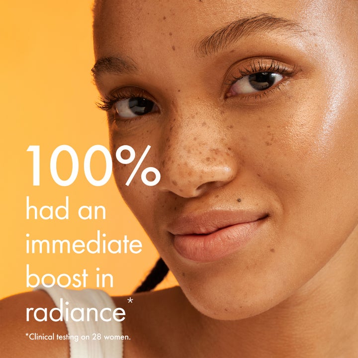 Origins GinZing Glow-Boosting Gel Moisturizer 50 ml dagkrem gir glød vist på kvinne med tekst om boost i radiance.