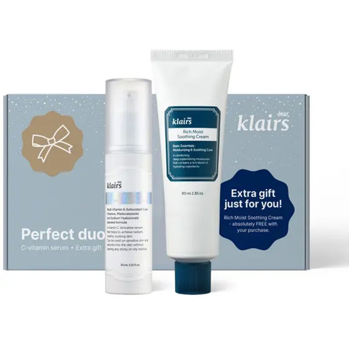 Klairs Perfect Duo hudpleiesett med C-vitamin serum og beroligende fuktighetskrem foran en blå gaveeske.