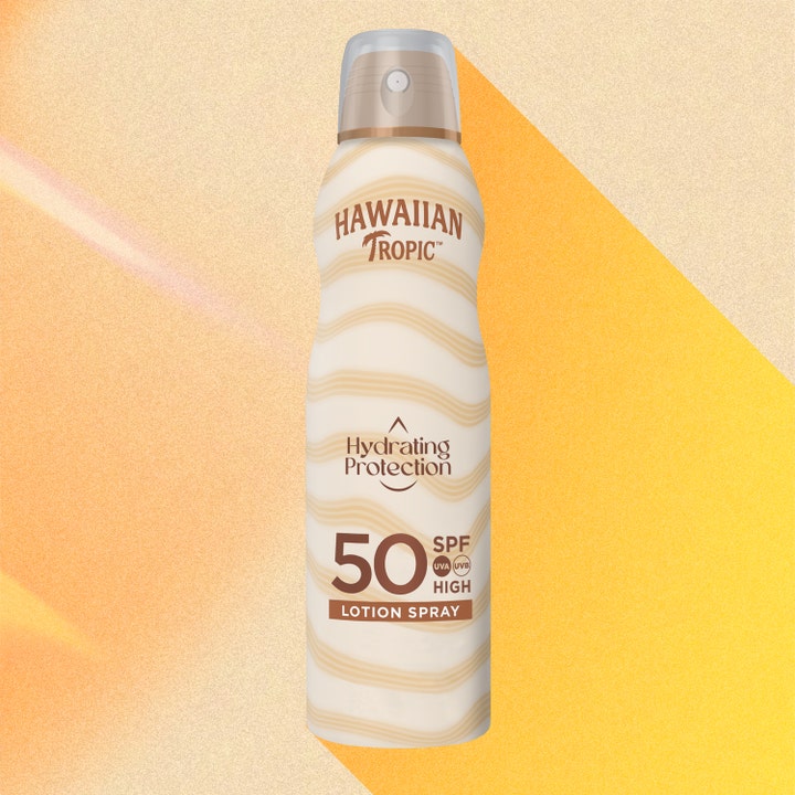 Hawaiian Tropic Hydrating Protection C-Spray 220 ml fuktighetsgivende solkrem i sprayflaske med beige bølgemønster og SPF 50